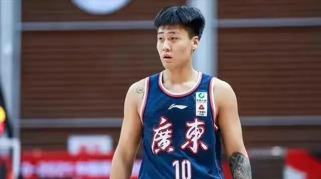 并配文：“喂鹈鹕，它们的嘴真的很大！